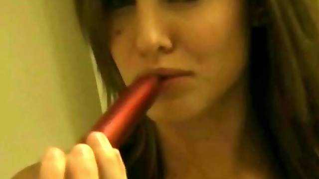 Gorgeous teen masturbates in the bathroom