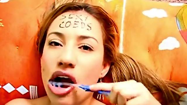 Cumshot in her mouth so she can brush her teeth