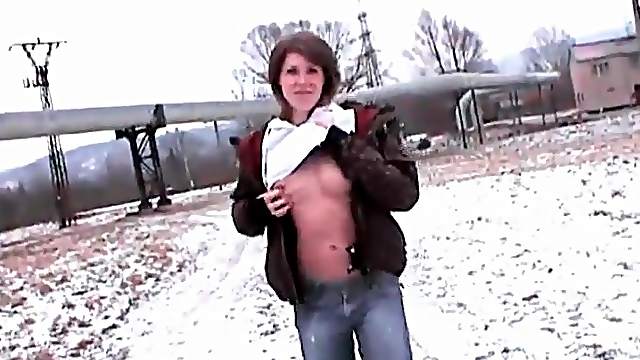 Amateur flashes her tits outdoors on a snow day