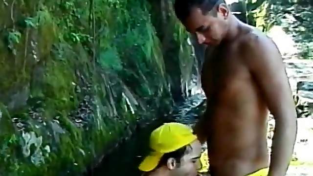 Blowjob in the jungle from a Latin hottie