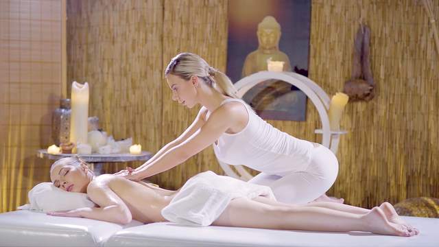 Massage makes hot women lose their mind