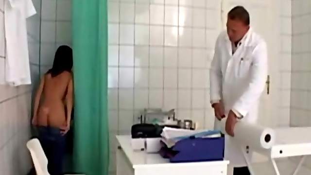 Doctor gives her naughty exam and gets blown